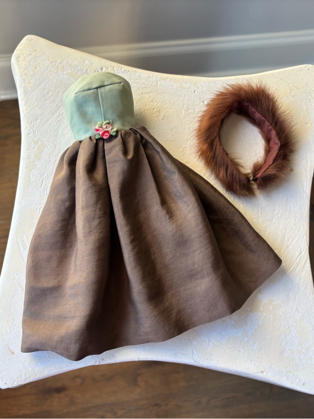 Vintage barbie doll green & brown satiny silky dress w/fur mink stole